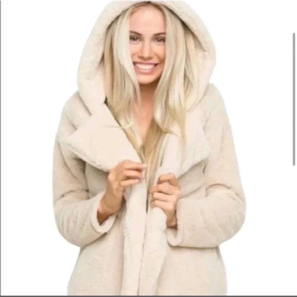 Brandy Melville One Size Faux Fur Sandra Coat Jacket Color Beige C25